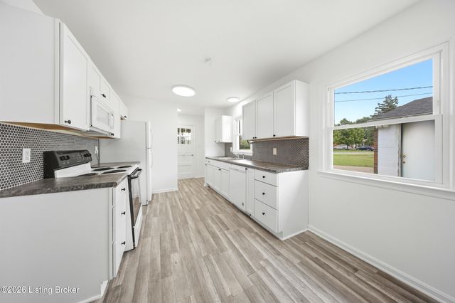 2701 Cranston Dr, Jeffersontown, KY 40299