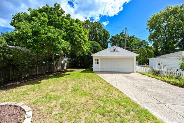 5264 N Kent AVENUE, Whitefish Bay, WI 53217