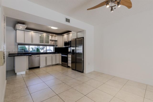 3920 NE 168th St 4, North Miami Beach, FL 33160