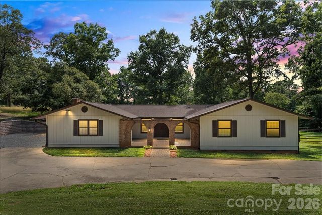 4024 Wandering Lane NE, Hickory, NC 28601