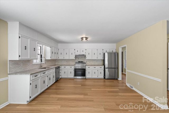 4024 Wandering Lane NE, Hickory, NC 28601