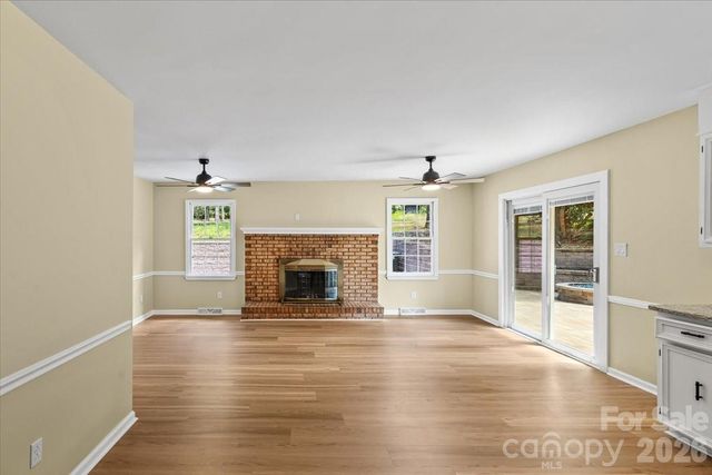 4024 Wandering Lane NE, Hickory, NC 28601