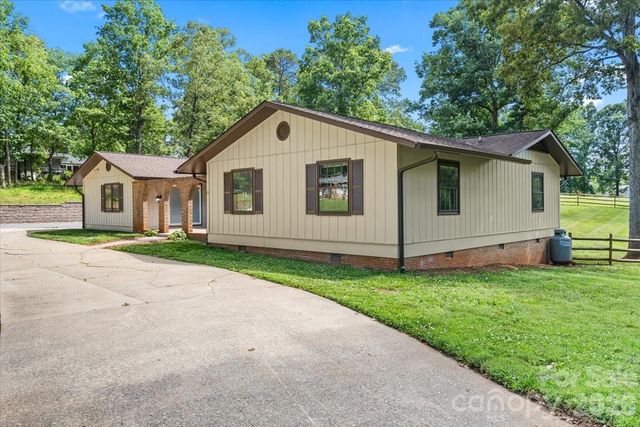 4024 Wandering Lane NE, Hickory, NC 28601