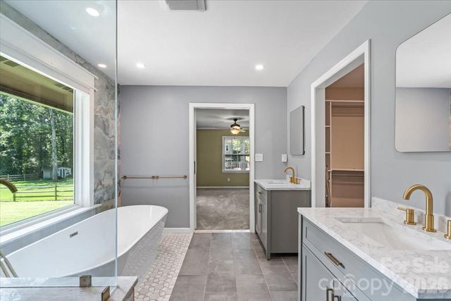 4024 Wandering Lane NE, Hickory, NC 28601