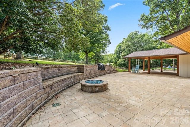 4024 Wandering Lane NE, Hickory, NC 28601