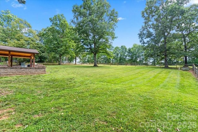 4024 Wandering Lane NE, Hickory, NC 28601