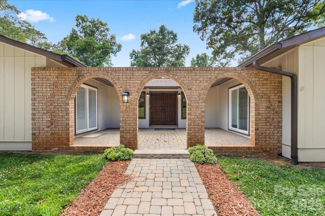 4024 Wandering Lane NE, Hickory, NC 28601