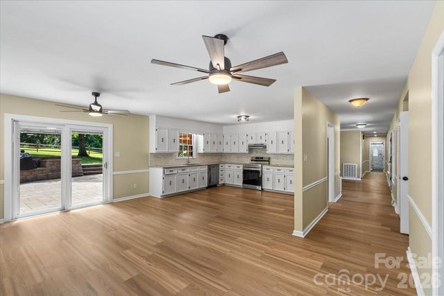 4024 Wandering Lane NE, Hickory, NC 28601