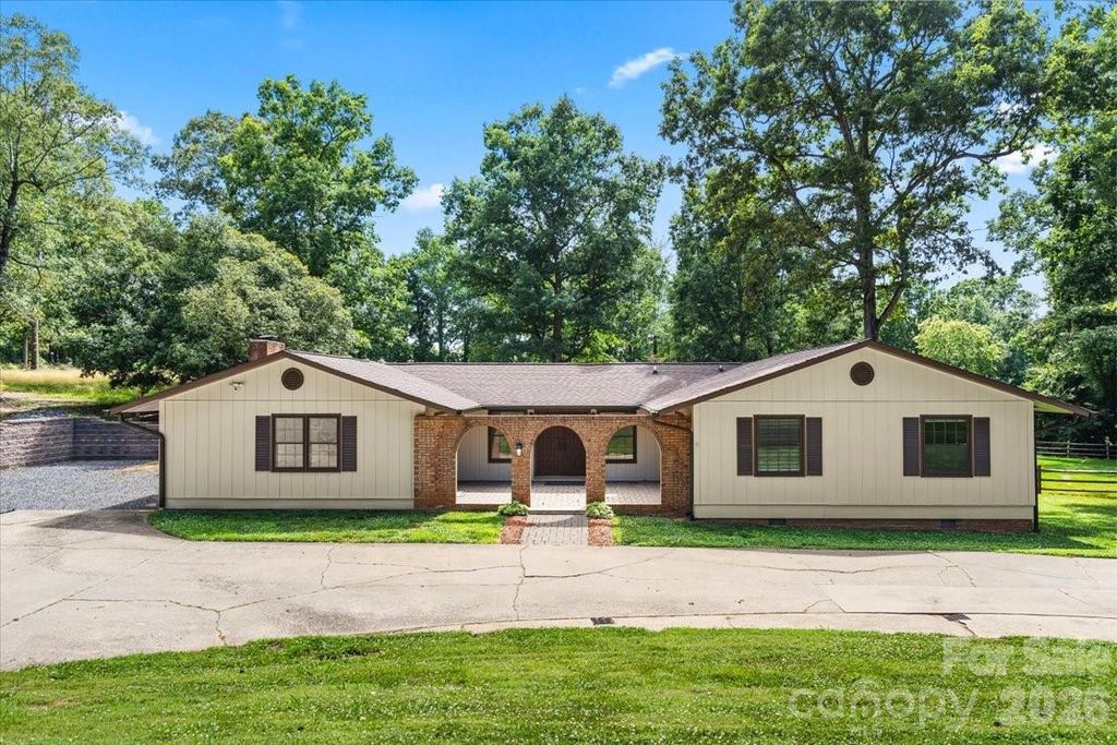 4024 Wandering Lane NE, Hickory, NC 28601