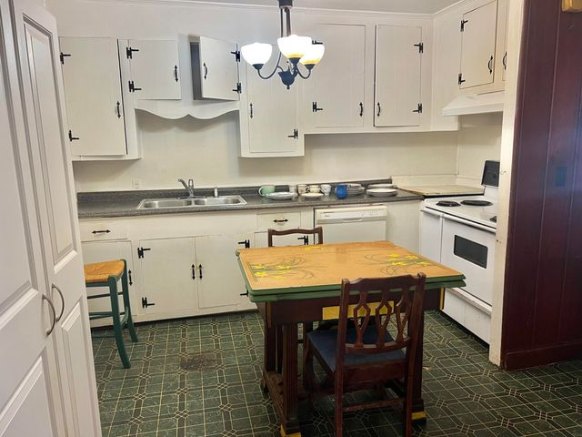 39 Tip Top Drive, Greeleyville, SC 29056