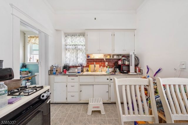 305 W Clay Ave, Roselle Park Boro, NJ 07204