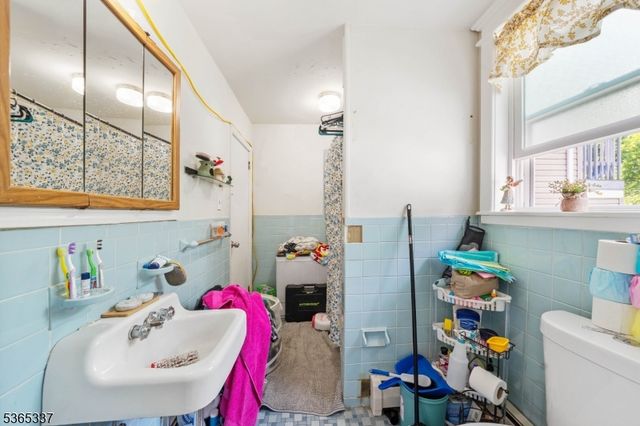 305 W Clay Ave, Roselle Park Boro, NJ 07204