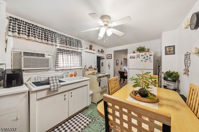 305 W Clay Ave, Roselle Park Boro, NJ 07204