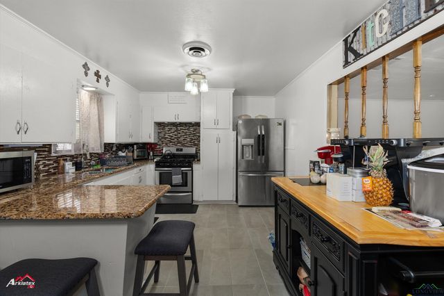 214 Christian Dr, Henderson, TX 75652