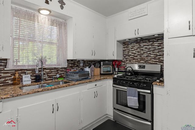 214 Christian Dr, Henderson, TX 75652