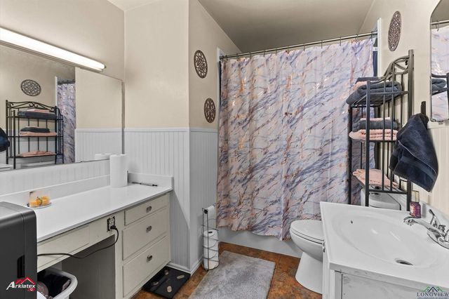 214 Christian Dr, Henderson, TX 75652