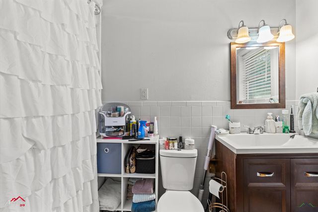 214 Christian Dr, Henderson, TX 75652