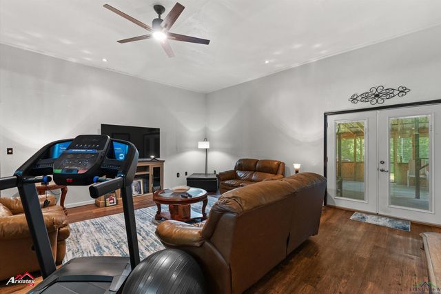 214 Christian Dr, Henderson, TX 75652