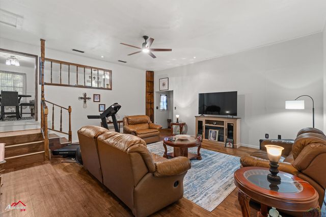 214 Christian Dr, Henderson, TX 75652
