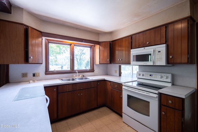 40 Rutkiewicz Road, Coeymans, NY 12143