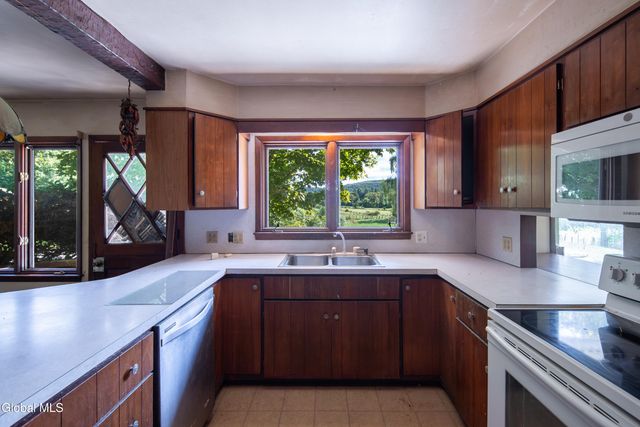 40 Rutkiewicz Road, Coeymans, NY 12143