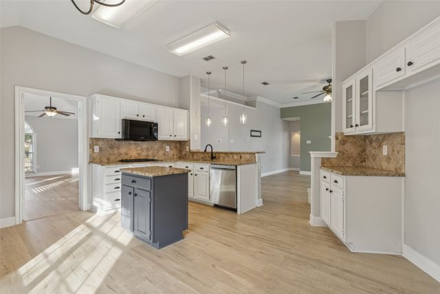 7600 Chestnut Drive, North Richland Hills, TX 76182