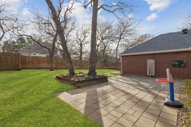 7600 Chestnut Drive, North Richland Hills, TX 76182