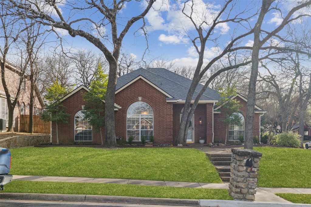 7600 Chestnut Drive, North Richland Hills, TX 76182