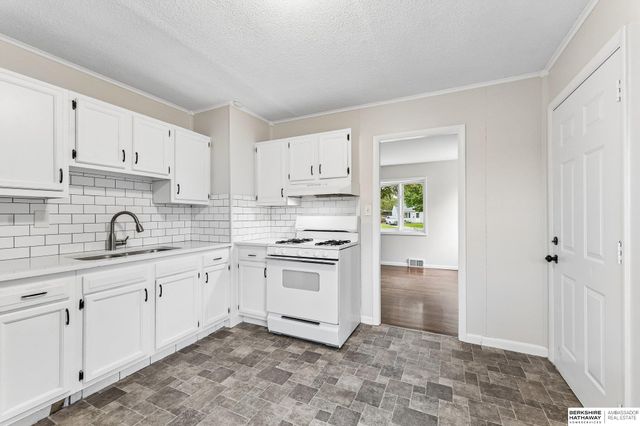 4052 Valley Circle, Omaha, NE 68105