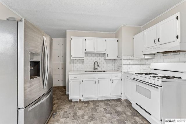 4052 Valley Circle, Omaha, NE 68105