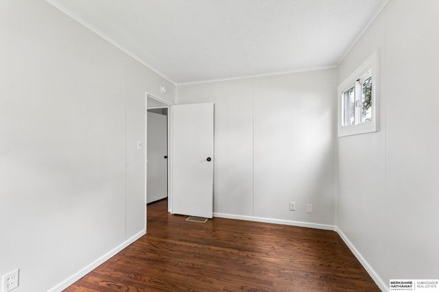 4052 Valley Circle, Omaha, NE 68105
