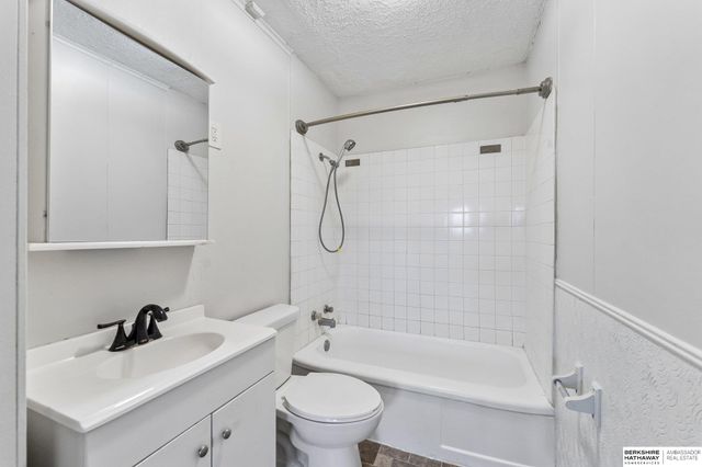 4052 Valley Circle, Omaha, NE 68105
