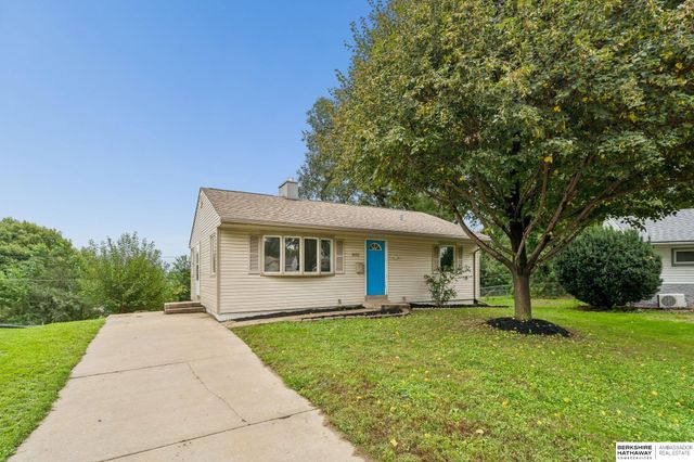 4052 Valley Circle, Omaha, NE 68105