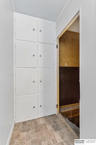 4052 Valley Circle, Omaha, NE 68105