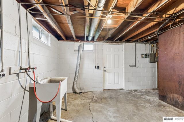 4052 Valley Circle, Omaha, NE 68105