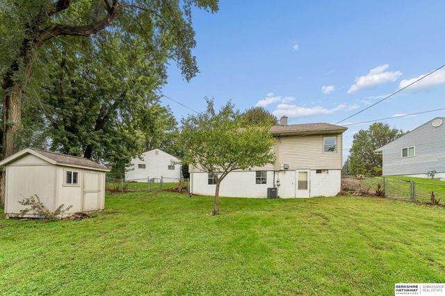 4052 Valley Circle, Omaha, NE 68105