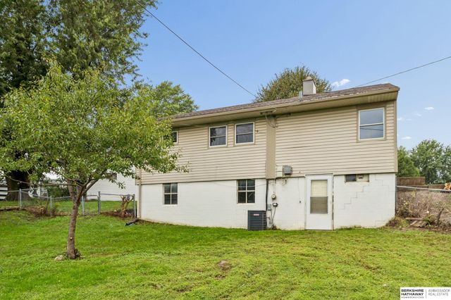 4052 Valley Circle, Omaha, NE 68105