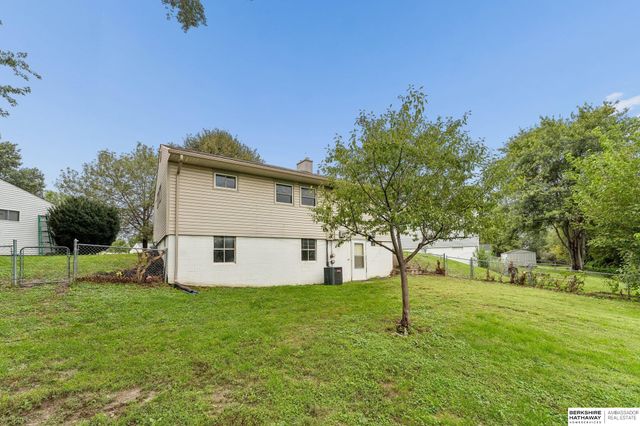4052 Valley Circle, Omaha, NE 68105