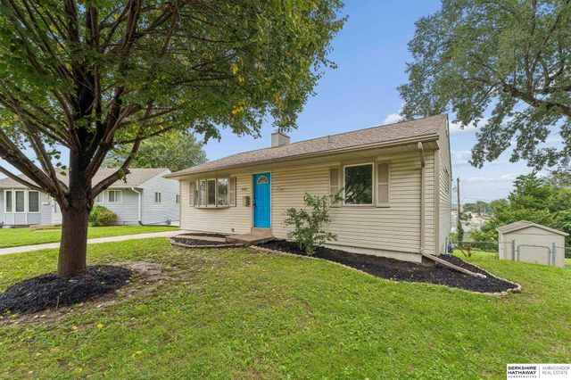 4052 Valley Circle, Omaha, NE 68105