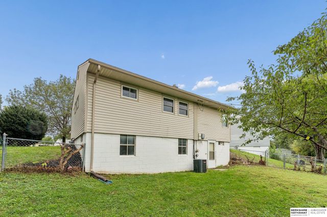 4052 Valley Circle, Omaha, NE 68105