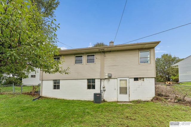 4052 Valley Circle, Omaha, NE 68105