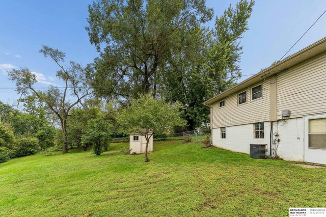 4052 Valley Circle, Omaha, NE 68105