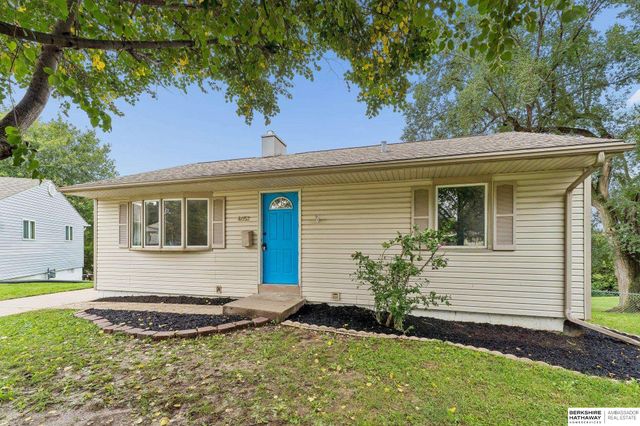 4052 Valley Circle, Omaha, NE 68105