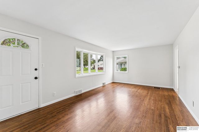 4052 Valley Circle, Omaha, NE 68105