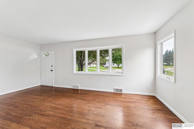 4052 Valley Circle, Omaha, NE 68105