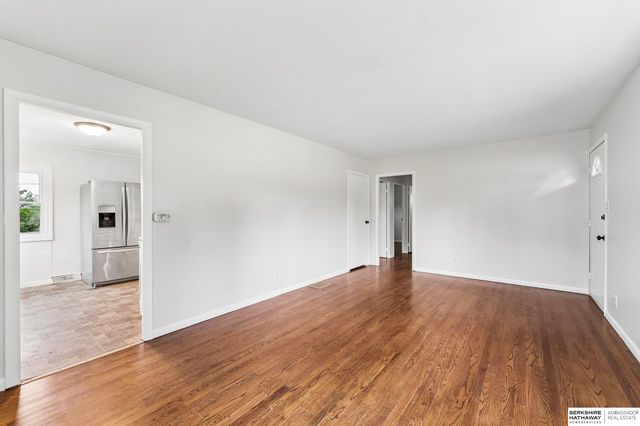 4052 Valley Circle, Omaha, NE 68105