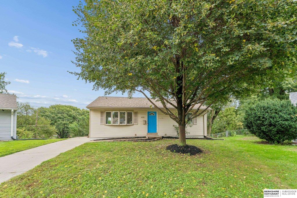4052 Valley Circle, Omaha, NE 68105