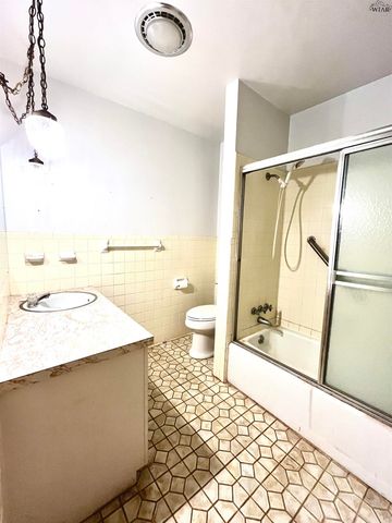 902 S PRESTON ROAD, Burkburnett, TX 76354