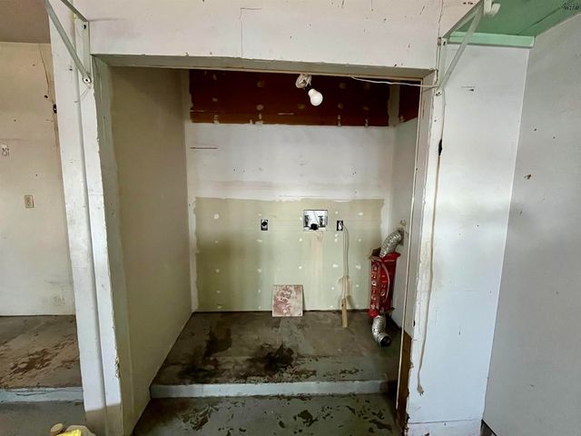 902 S PRESTON ROAD, Burkburnett, TX 76354