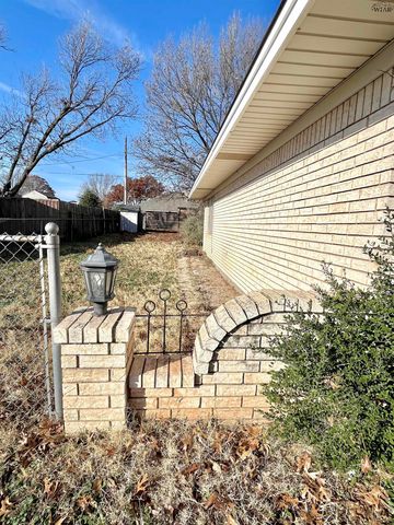 902 S PRESTON ROAD, Burkburnett, TX 76354